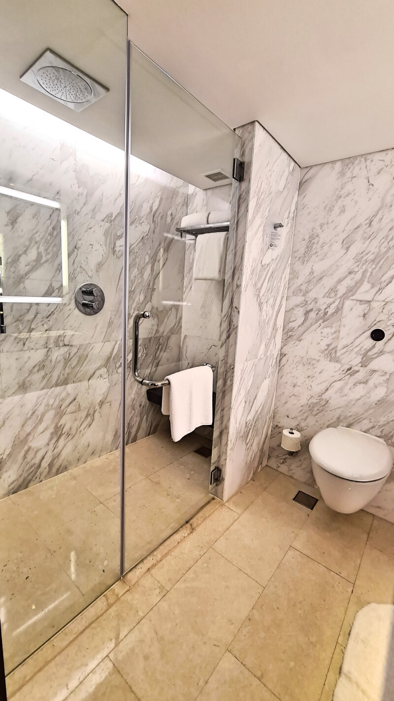 Fairmont Singapore Room Toilet