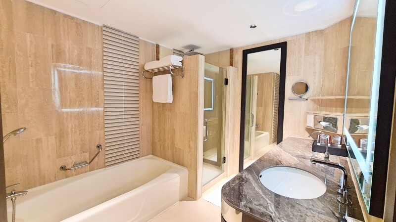 ParkRoyal Collection Marina Bay Room Bathtub
